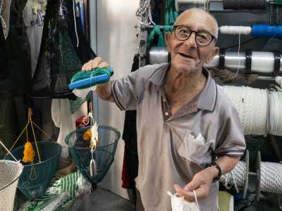 �Faccio per� anche le �polparole� legando a un filo in nylon un�esca che attrae polpi di tutte le dimensioni�, conclude il signore 